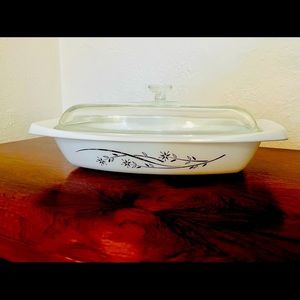 Vintage Pyrex Golden Honeysuckle Lidded Casserole  033- 1 1/2 Qt.